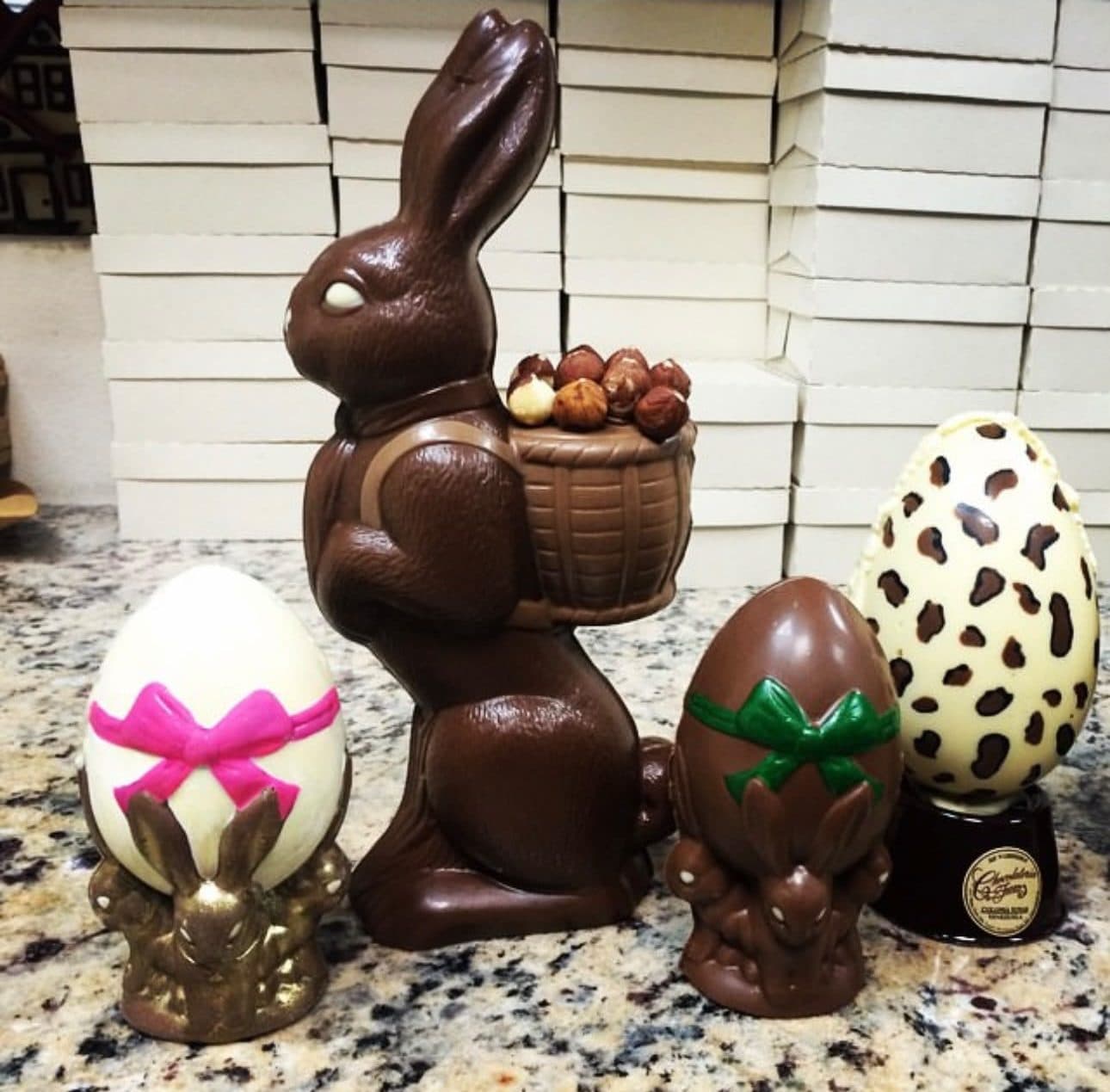 Conejo de Pascua y huevos de Pascua decorados, de chocolate