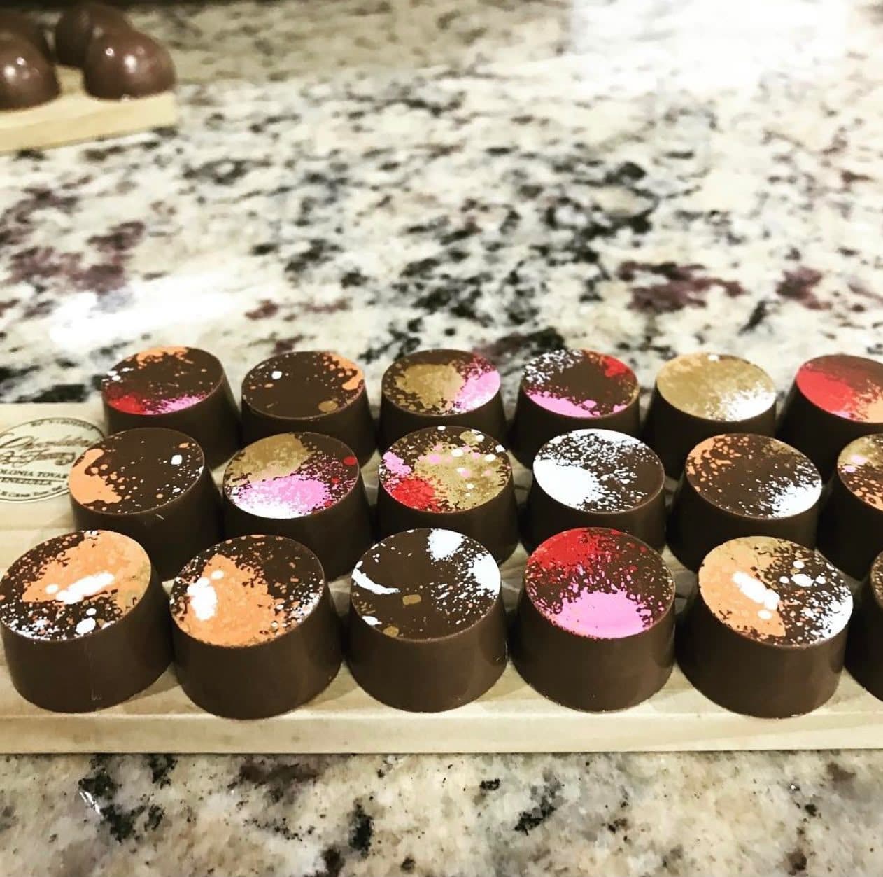 Bombones con la parte superior salpicada de colores, en una fila