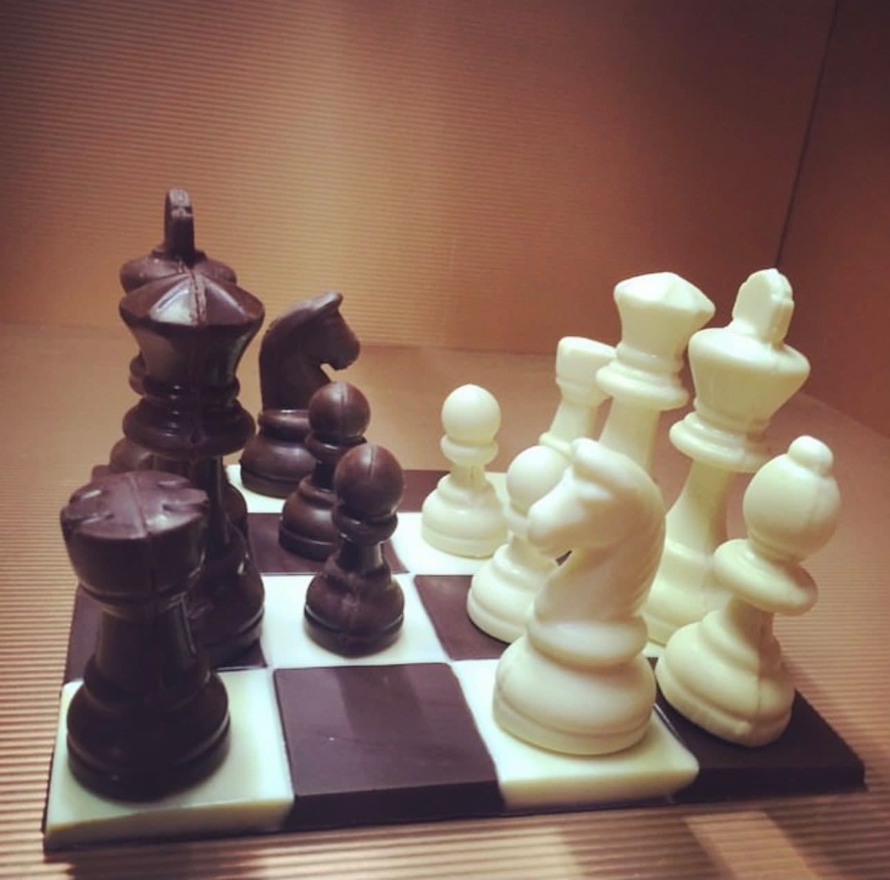 Juego de ajedrez de chocolate negro y chocolate blanco