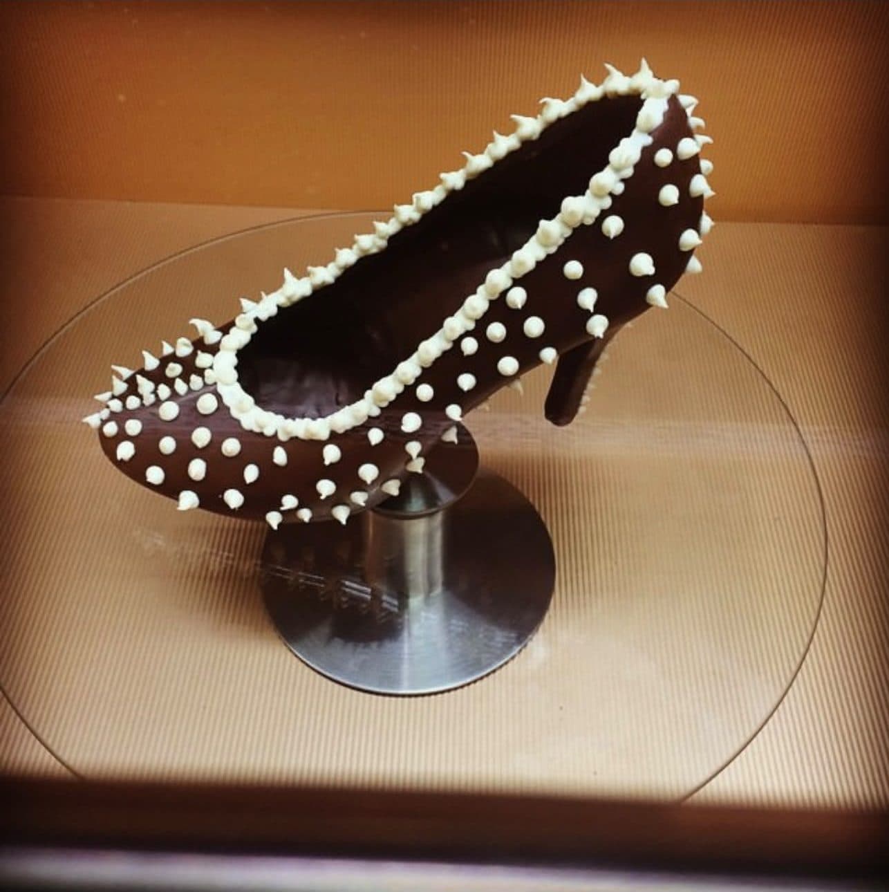 Zapato de mujer de chocolate negro con lunares de chocolate blanco