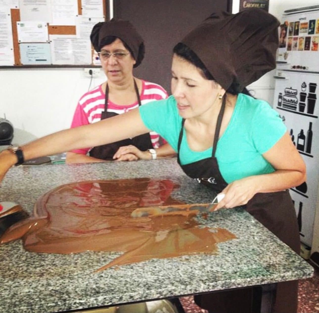 La chocolatera templa chocolate líquido sobre una losa de piedra
